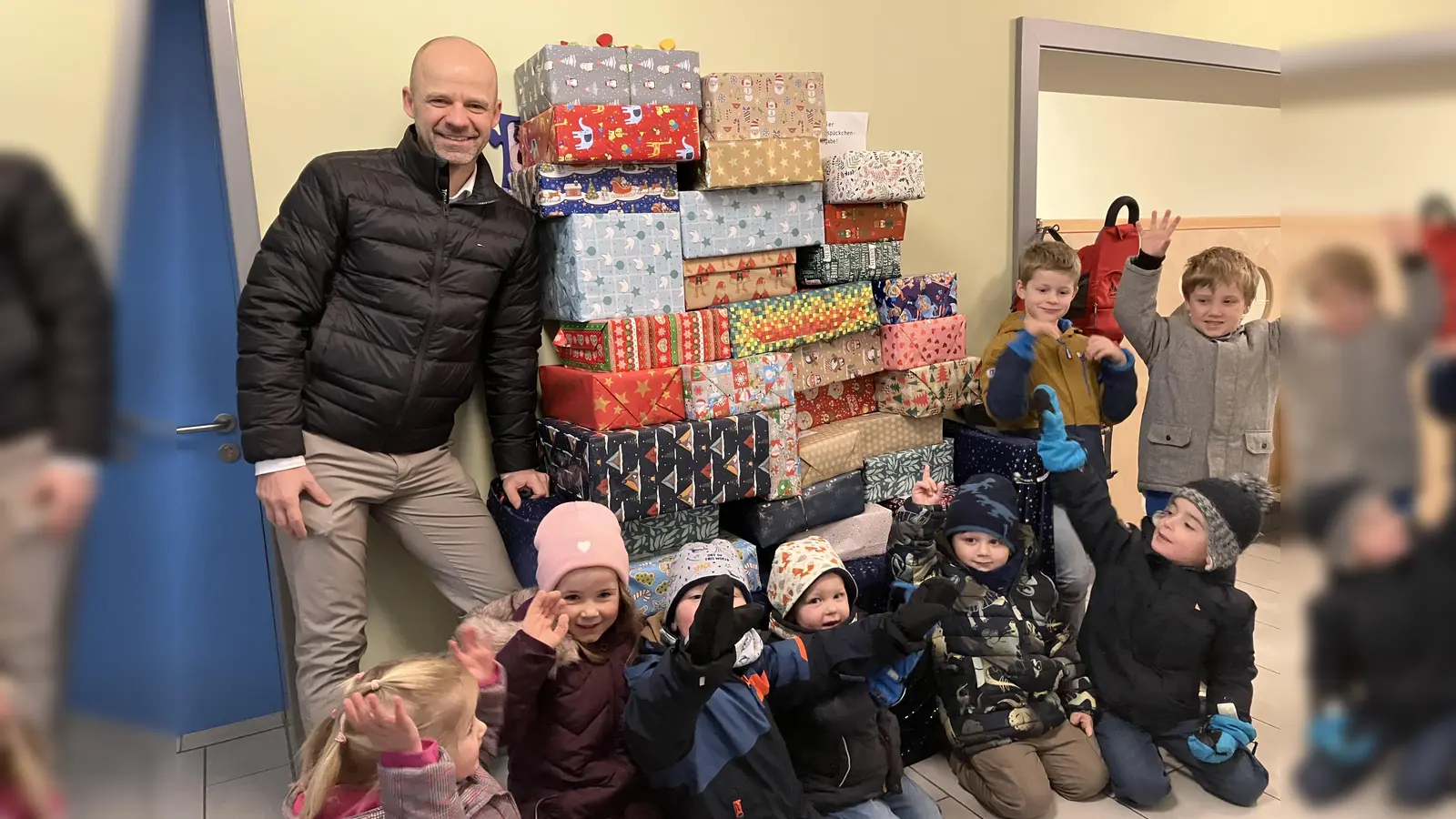 Die Kinder freuten sich eine große Menge Pakete übergeben zu können. (Bild: Manuela Hinkel)