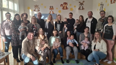 Die Kindergartenleitung Manuela Gatter, Krippen Erzieherin Verena Bauer und die Familienbeauftragten Carina Keil und Claudia Hart hießen insgesamt elf Babys und ihre Familien herzlich Willkommen.  (Bild: Claudia Hart)