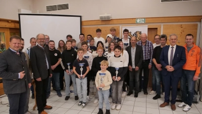 Die besten Motorsportler des Landkreis Tirschenreuth wurden mit Pokalen für ihre Leistungen der ab gelaufenen Saison ausgezeichnet  (Bild: Michael Sollfrank)