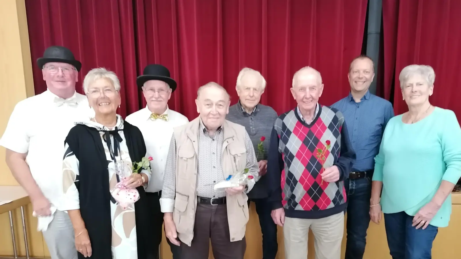 Die festlichen Gratulanten (von links) Kolpingvorsitzender Michael Koller und Alfons Wanninger mit Melone, die Jubilare Angelika Veit, Josef Späth, Erhard Hirmer und Georg Kiener, sowie (rechts) Stadtpfarrer Thomas Helm und Seniorentreffleiterin Elisabeth Schaller.  (Bild: Brigitte Hirmer)