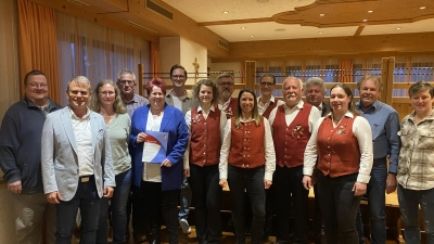 Von links nach rechts: Pfarrer Hubert Bartel, 1. Bürgermeister Karlheinz Budnik, Anita Nacke (Vertreterin passiv), Josef Rettinger (Vertreter aktiv), Anita Fröhlich (Vertreterin aktiv), Florian Dagner (Vertreter aktiv), Franziska Schwamberger (3. Vorsitzende), Matthias Bogner (2. Vorsitzender), Barbara Meinert (Schriftführerin), Stephanie Trisl (Kassiererin), Robert Schricker (Dirigent), 2. Bürgermeister Erich Sperber, Lucia Windschiegl (1. Vorsitzende), Stadtrat Werner Sauer, Barbara Schwab (Vertreterin passiv).<br>Nicht im Bild: Julian Reischl (neu gewählter Jugendsprecher), Barbara Punzmann (Vertreterin passiv) (Bild: Richard Heimerl)