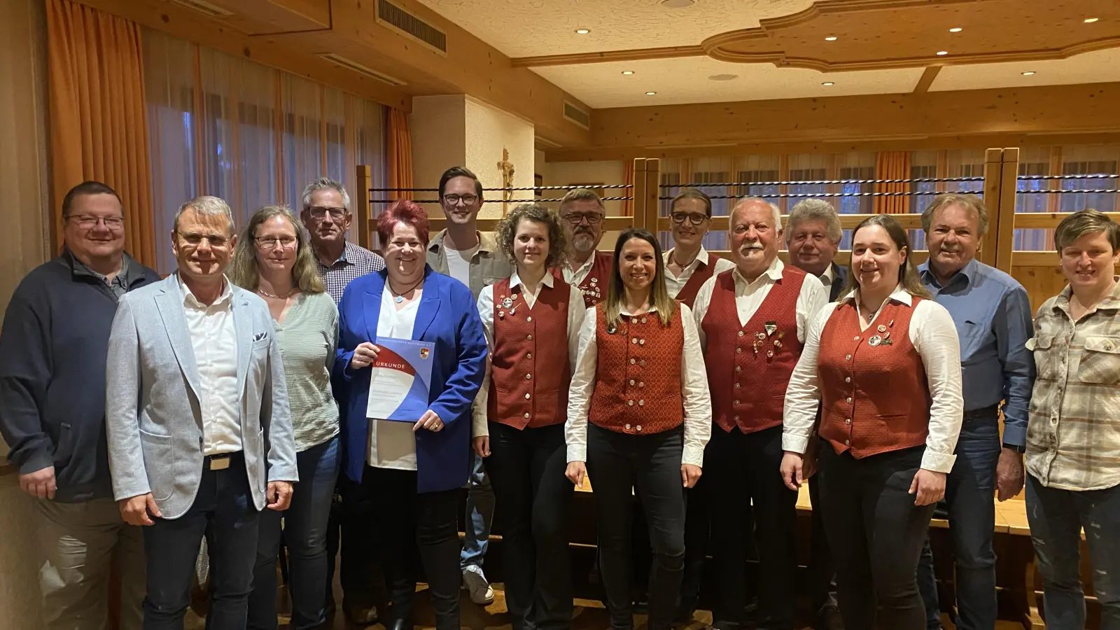Von links nach rechts: Pfarrer Hubert Bartel, 1. Bürgermeister Karlheinz Budnik, Anita Nacke (Vertreterin passiv), Josef Rettinger (Vertreter aktiv), Anita Fröhlich (Vertreterin aktiv), Florian Dagner (Vertreter aktiv), Franziska Schwamberger (3. Vorsitzende), Matthias Bogner (2. Vorsitzender), Barbara Meinert (Schriftführerin), Stephanie Trisl (Kassiererin), Robert Schricker (Dirigent), 2. Bürgermeister Erich Sperber, Lucia Windschiegl (1. Vorsitzende), Stadtrat Werner Sauer, Barbara Schwab (Vertreterin passiv).<br>Nicht im Bild: Julian Reischl (neu gewählter Jugendsprecher), Barbara Punzmann (Vertreterin passiv) (Bild: Richard Heimerl)