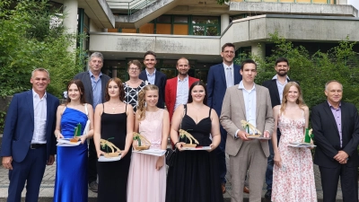 Vorne von links: Rektor Danninger, Nadine Fuchs, Leni Delert, Sara Schwab, Magdalena Leist, Sascha Peters, Sophie Friese, Konrektor Röbl Hinten von links: 2. Bürgermeister Hans Klann, Lehrkräfte Andrea Schall, Marius Glombitza, Tobias Bucek, Matthias Hübner, Andreas Schmidt. (Bild: Eva Fischer )