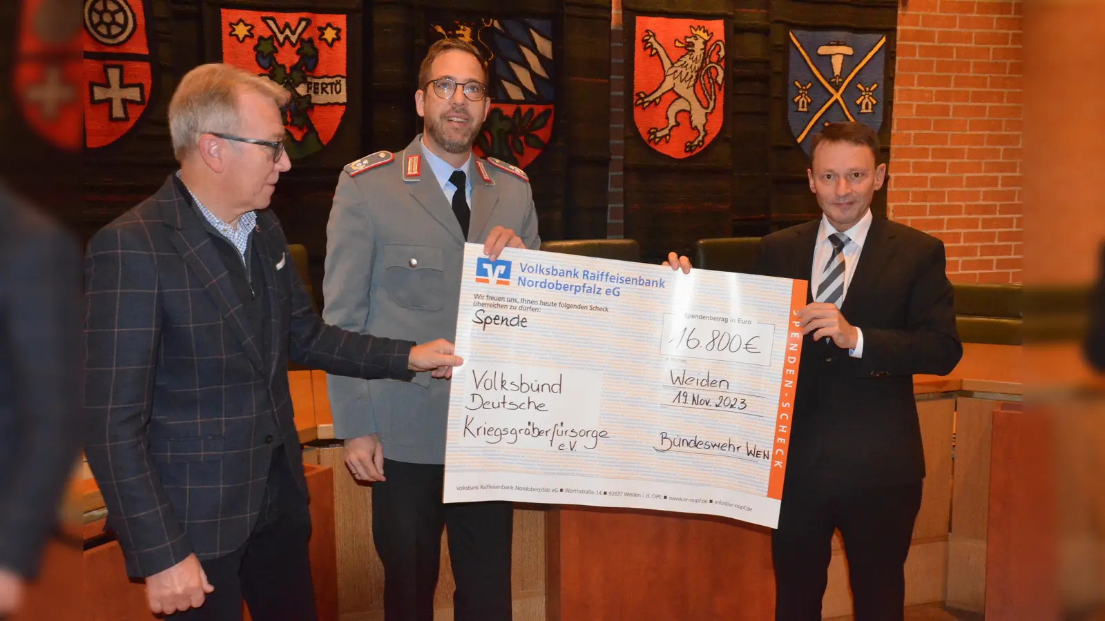 Oberstleutnant Daniel Granich (Mitte) überreicht den Scheck an Oberbürgermeister Jens Meyer (rechts) und Bürgermeister Reinhold Wildenauer.  (Bild: Kunz)