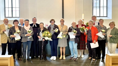 Langjährige Mitglieder des evangelischen Kirchenchores wurden mit Urkunde und Nadel des Verbandes evangelischer Chöre in Bayern und Blumen ausgezeichnet. Hervorgehoben für seine Verdienste wurde Willi Stöhr (3.v.re.). (Bild: Brigitte Lang)