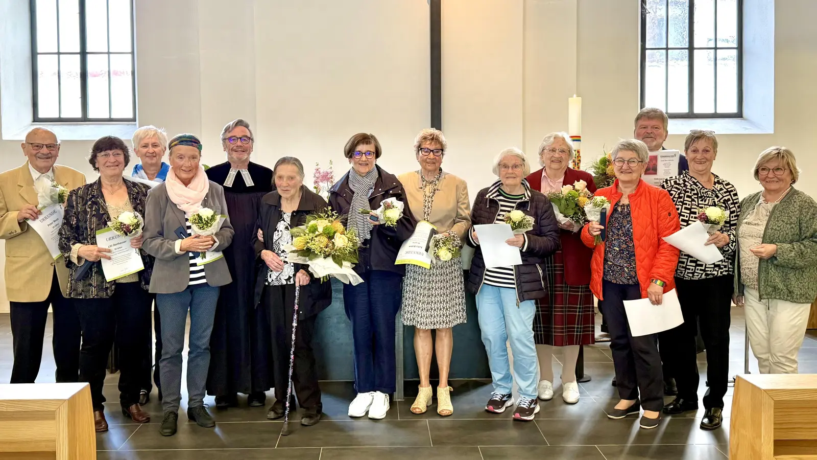 Langjährige Mitglieder des evangelischen Kirchenchores wurden mit Urkunde und Nadel des Verbandes evangelischer Chöre in Bayern und Blumen ausgezeichnet. Hervorgehoben für seine Verdienste wurde Willi Stöhr (3.v.re.). (Bild: Brigitte Lang)