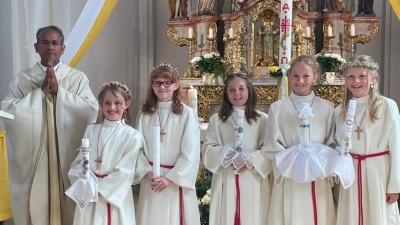 Bild von links nach rechts: Pater James, Maier Ella, Hart Leonie, Rupprecht Hanna, Butzkamm Clara und Knöbl Emma. (Bild: Tina Maier)