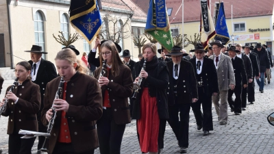 In Schmidmühlen gibt es alle Jahre zum Festzug mit der Blaskapelle St. Ägidius anlässlich des Jahrestages des Zunftvereins der Maurer und Zimmerer einen Festzug durch den Markt zur Pfarrkirche St. Ägidius. Das war auch heuer wieder so.  (Bild: Paul Böhm )