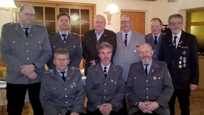 Neue Vorstandschaft: v.h.l.: Schriftführer Maunz Rainer, Beisitzer Brenner Tobias, 3. Bgm. Dieter Rosenberg, stellv. Kreisvorsitzender Pöppich Andree, 1. Vorsitzender Giesl Josef, Kreisvorsitzender Schottenhaml Peter; sitzend v.l. : Kassier Schloßer Josef, Beisitzer Rauch Alexander, 2. Vorsitzender Werner Heinrich.  (Bild: Thomas Helgert)