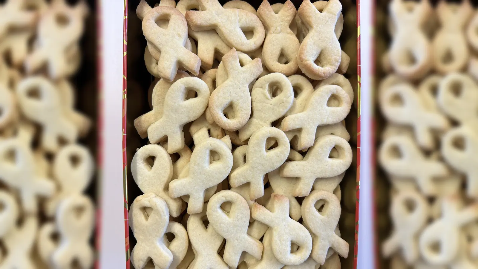 Selbstgebackene Plätzchen in Schleifenform. (Bild: Christina Kurz)