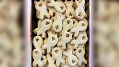 Selbstgebackene Plätzchen in Schleifenform. (Bild: Christina Kurz)