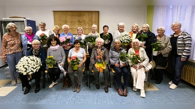 Geehrte Mitglieder des Zweigvereins St. Elisabeth Weiden mit der Bezirksvorsitzenden Angelika Vogel sowie den Vorsitzenden Ursula Stemmer und Angelika Raithel. (Bild: Sabine Kreutzer)