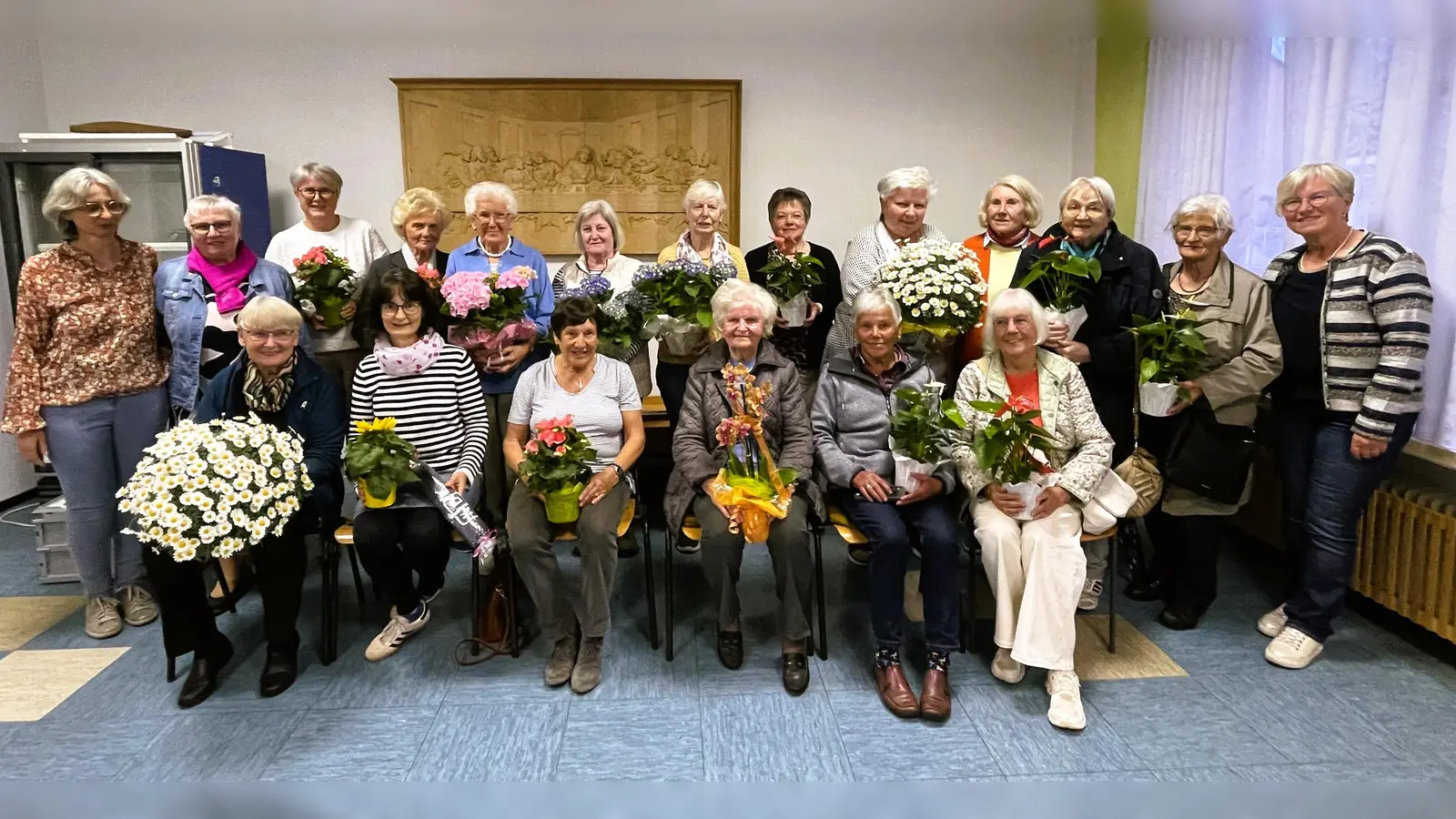 Geehrte Mitglieder des Zweigvereins St. Elisabeth Weiden mit der Bezirksvorsitzenden Angelika Vogel sowie den Vorsitzenden Ursula Stemmer und Angelika Raithel. (Bild: Sabine Kreutzer)