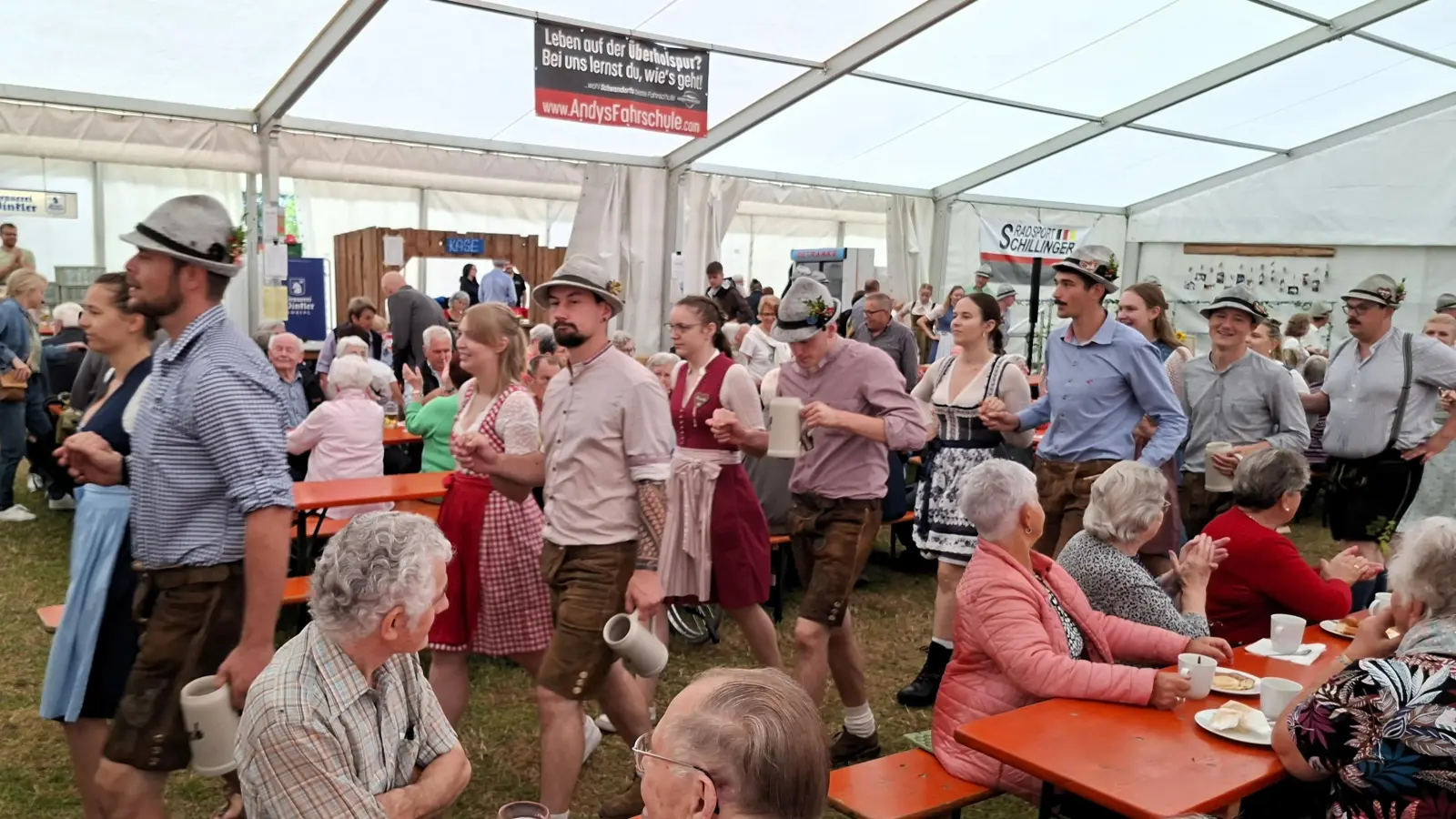 Highlight des Seniorennachmittags war der Auftritt der Ensdorfer Kirwapaare (Bild: Lothar Trager)