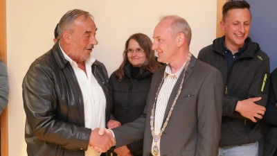 Der bisherige Bürgermeister Josef Beimler (links) übergibt die Amtskette und den Rathausschlüssel an seinen Nachfolger Bürgermeister Georg Bocka. (Bild: Franz Völkl)