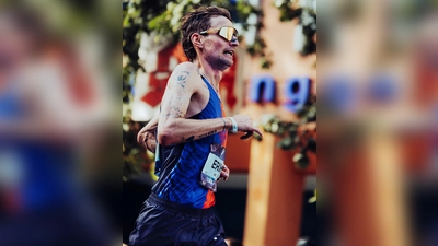 Erik Hille finisht auf dem Top Rang 21 beim Berlinmarathon (Bild: Fabian Hartmann )