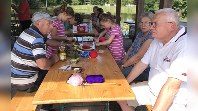 Gut beschäftig waren die Kinder beim Ferienprogramm des OGV Hahnbach. (Bild: Marianne Moosburger)