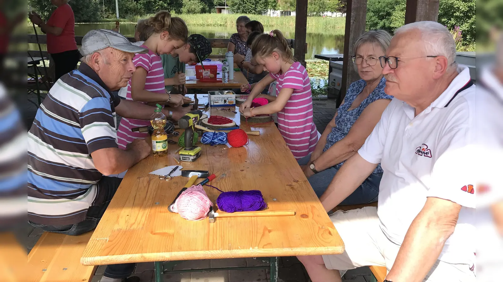 Gut beschäftig waren die Kinder beim Ferienprogramm des OGV Hahnbach. (Bild: Marianne Moosburger)