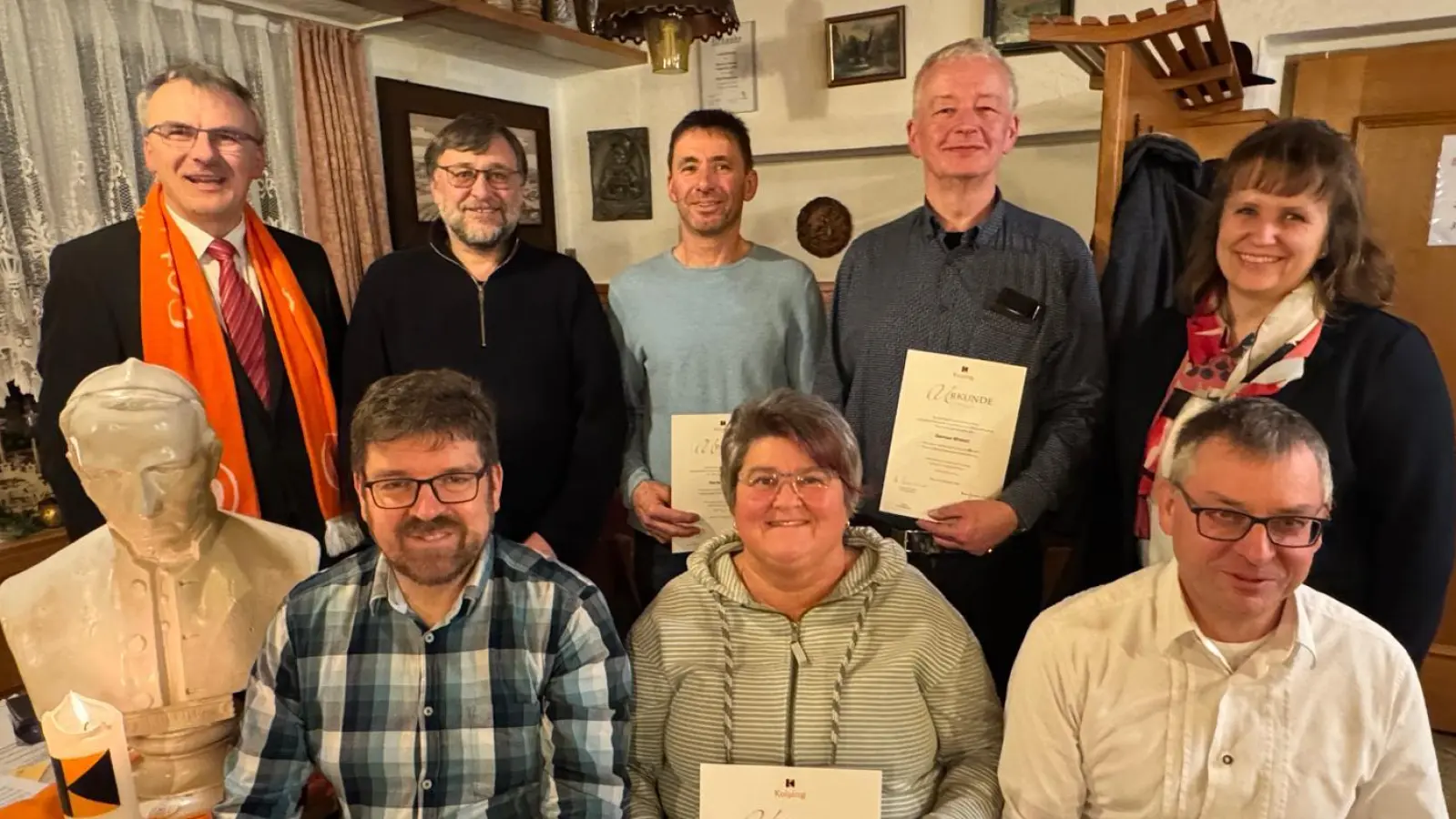 Stehend von links: Präses Pfarrer Martin Besold, Kolpingvorsitzender Wenz Brenner, Jubilare Martin Schraml, German Winterl, zweite Vorsitzende Heidi Banzer. Sitzend: Jubilare Marco Vollath, Birgit Tanner und Hubert Schinner. (Bild: Sabine Kastner)