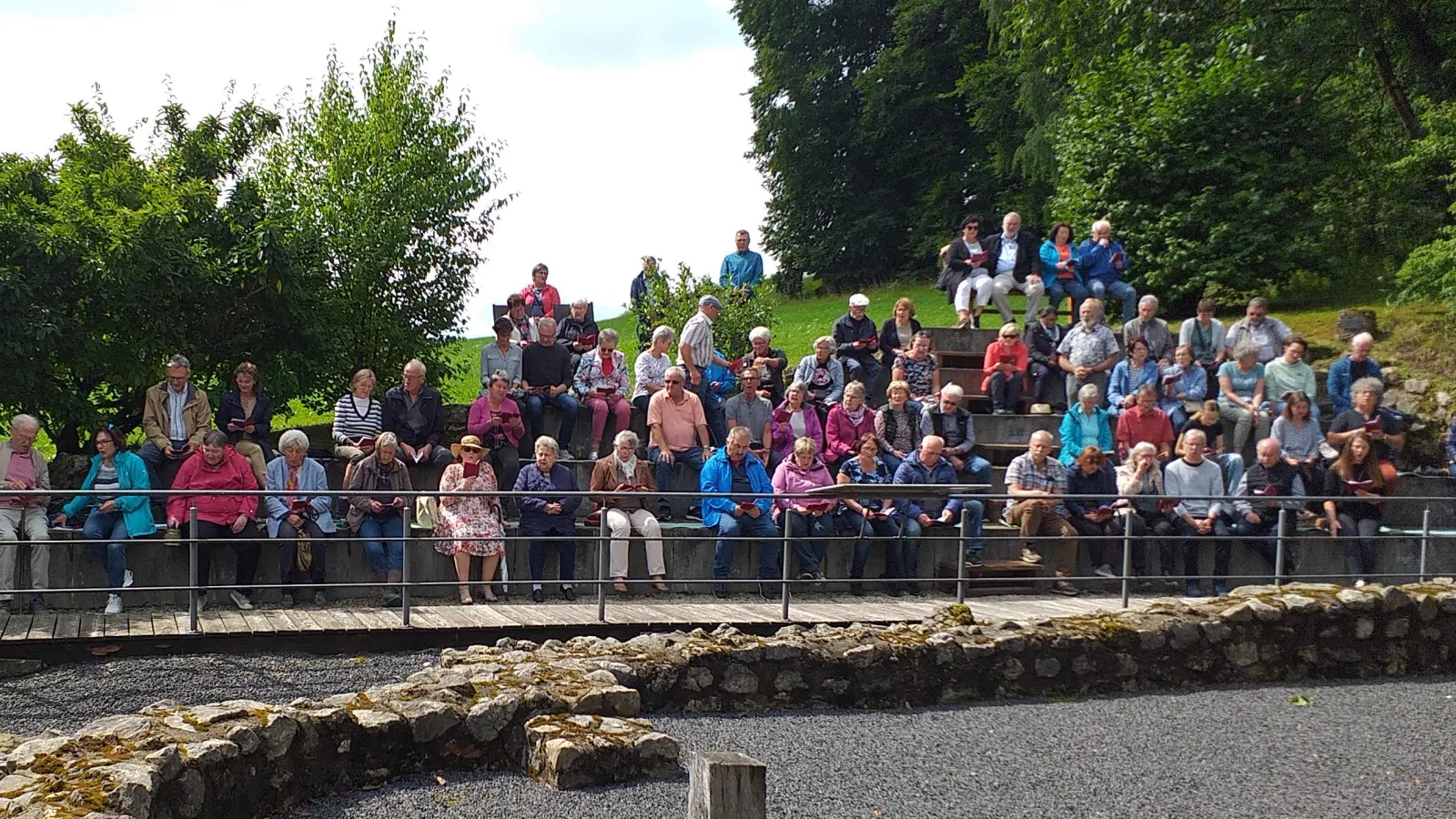 Zahlreiche Gläubige beider Konfessionen nahmen aktiv mit Gesang und Gebet am Gottesdienst teil.  (Bild: Walter Schraml)
