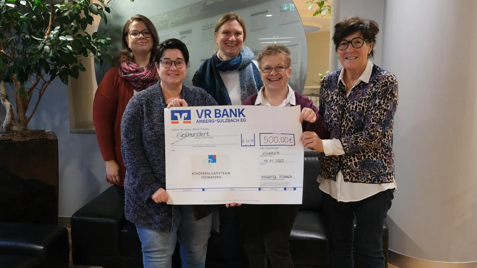 v.l. Carina Körner, Mitglied des Vorstandsteams Kolpingsfamilie Vilseck; Jana Fickel und Dr. Sonja Gromer vom Kinderpalliativteam; Siegline Winkelmair, Mitglied des Vorstandsteams Kolpingsfamilie Vilseck; Hilde Trettenbach, Kleiderkiste Vilseck (Bild: Sandra Dietl )