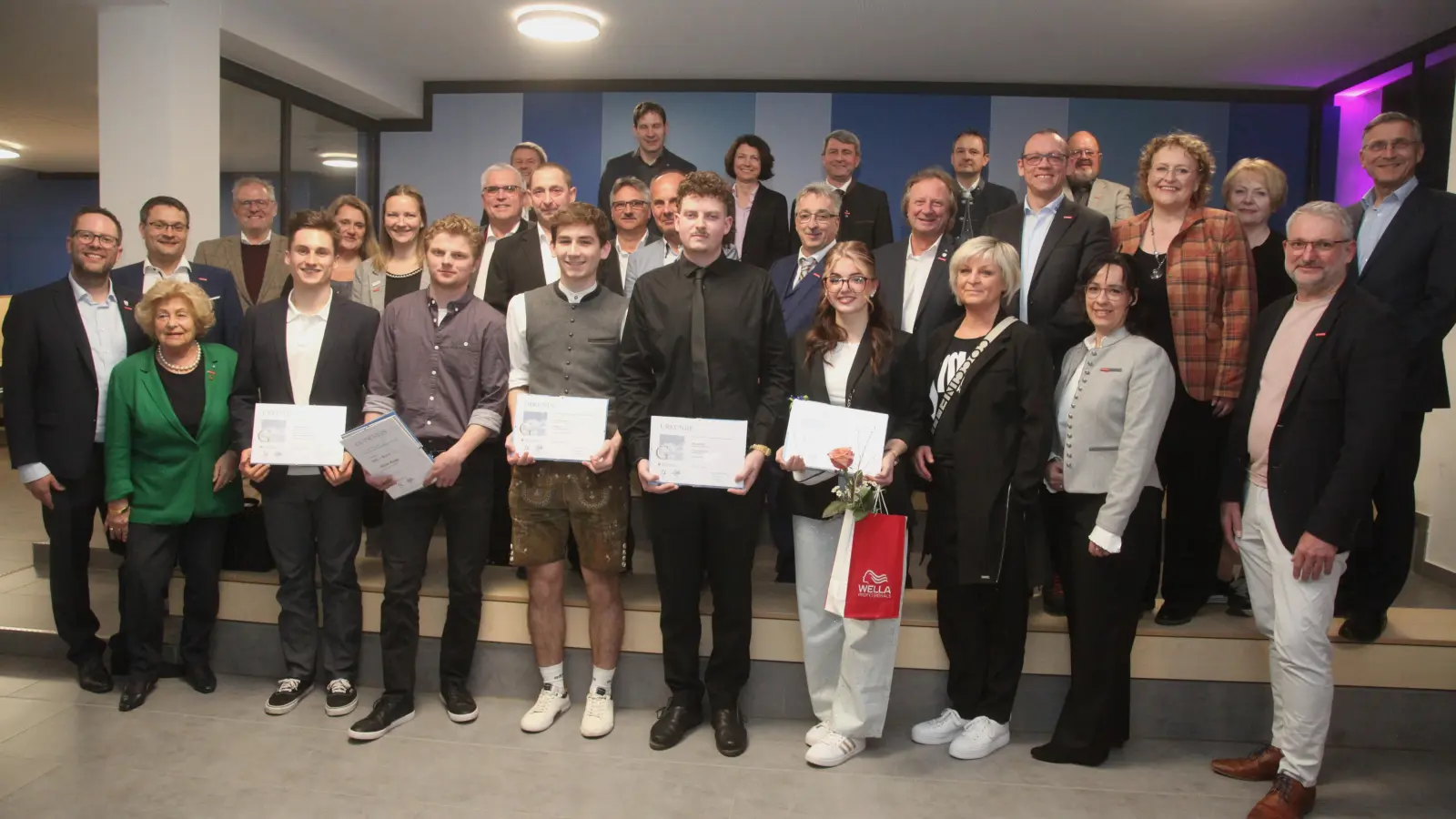 Es wurden Lehrlinge aus 4 Innungen freigesprochen. Die Besten wurden besonders ausgezeichnet. Das Bild zeigt sie mit den Ausbildern, den Vertretern der Innungen, der Kreishandwerkerschaft und den Ehrengästen. <br> (Bild: Rudolf Hirsch)