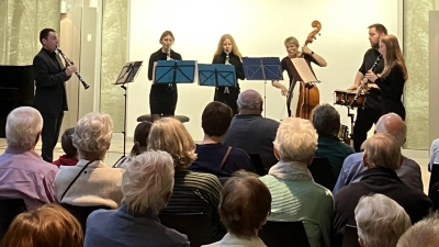 Das Klarinettenensemble erfreut mit südamerikanischen Klängen.  (Bild: Sabine Pöhlmann)
