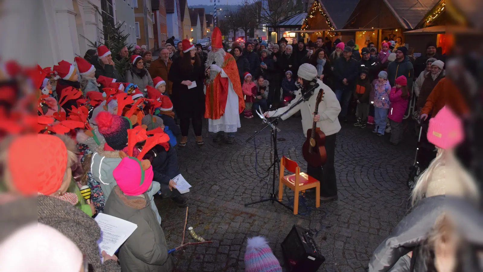 „Nikolo bum bum, der Nikolo geht um” Trotz Nieselregen war der himmlische Herr zur Eröffnung des Weihnachtsmarktes nach Hohenburg sehr zur Freude der Weihnachtsmarktbesucher gekommen.  (Bild: Paul Böhm)