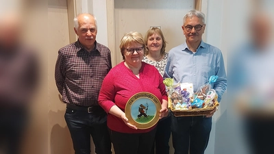 Die glücklichen Ostergewinner: Von links Josef Böller, Renate Daller, Johanna Bauer und Günter Heidl. (Bild: Bettina Bauer)