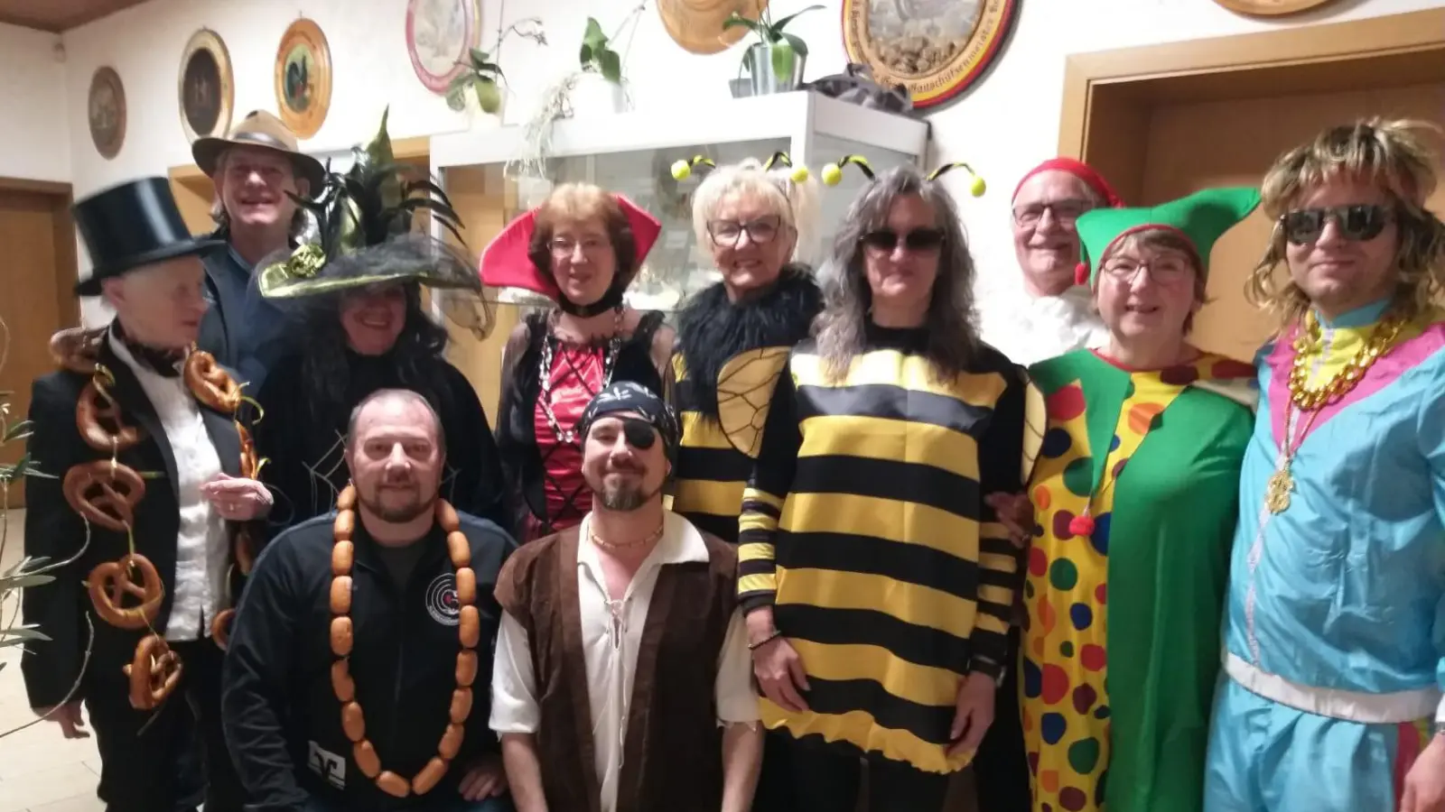 Bild 2601: Würdenträger und Maskenprämierte des Faschingsschießens 2026 (von links): Christa Donhauser, Markus Böhm, Helga Donhauser, Alex Schledowetz, Roswitha Koller, Kevin Franke, Renate Zitzmann, Marion Berschneider, Willi Reil, Karin Reil und Alexej Urbanovic. (Bild: Christa Donhauser)