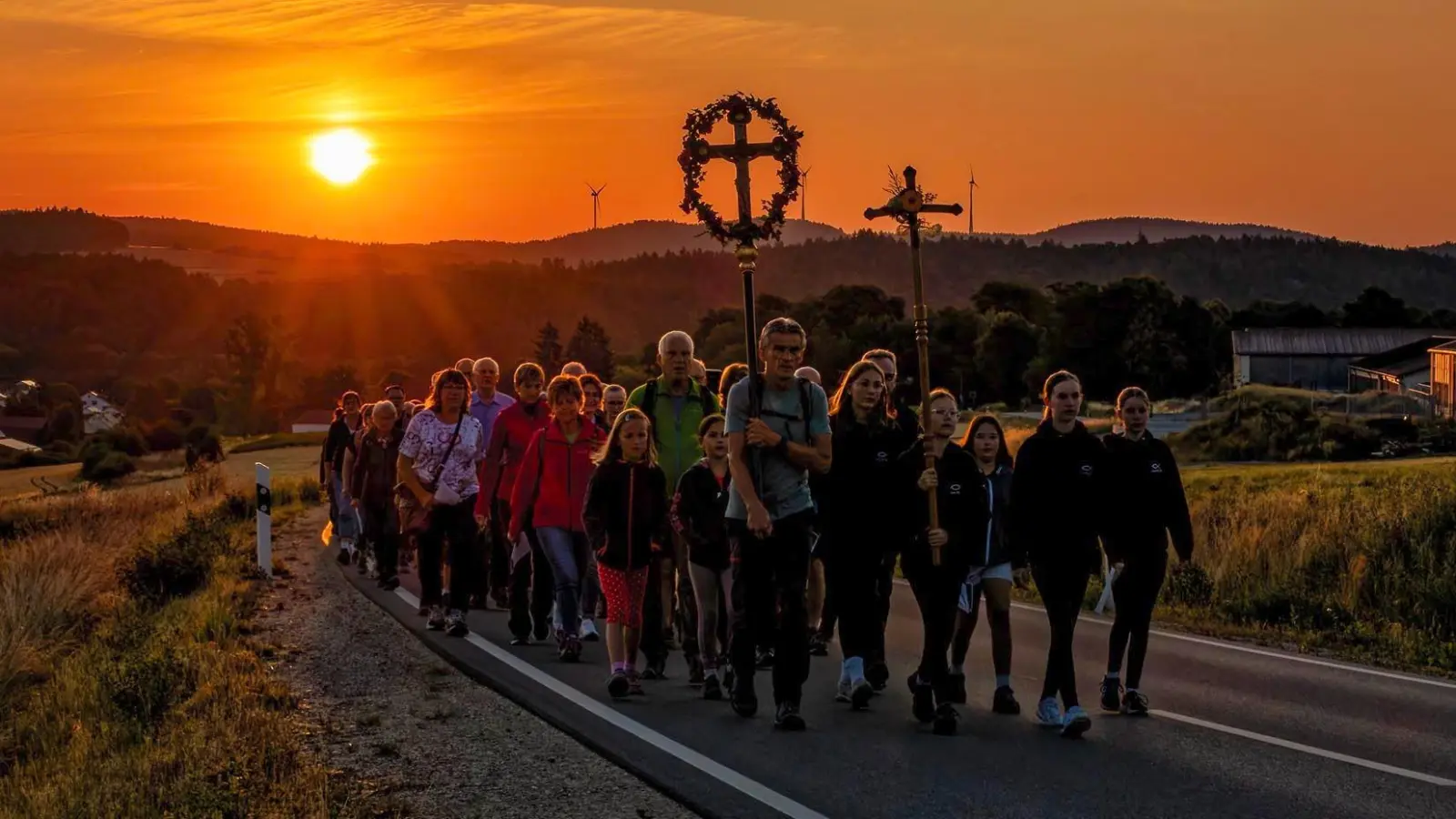 Vogelgezwitscher, laue Morgenluft, gute Gedanken und ein wunderschöner Sonnenaufgang begleiteten die Pilger aus der Pfarreiengemeinschaft Johannisberg auf ihrem Weg. (Bild: Hermann Koch)