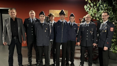 v. l.: Dritter Bürgermeister Norbert Schuller, Vorstand Markus Mayer, Kassenprüfer Benedikt Malzer und Jakob Engl, Jugendsprecher Jonas Bartsch, stellv. Jugendsprecherin Sina Burkhard, Kommandant Matthias Haulena, Jugendwart Sebastian Rosnitschek (Bild: Frederik Römer)
