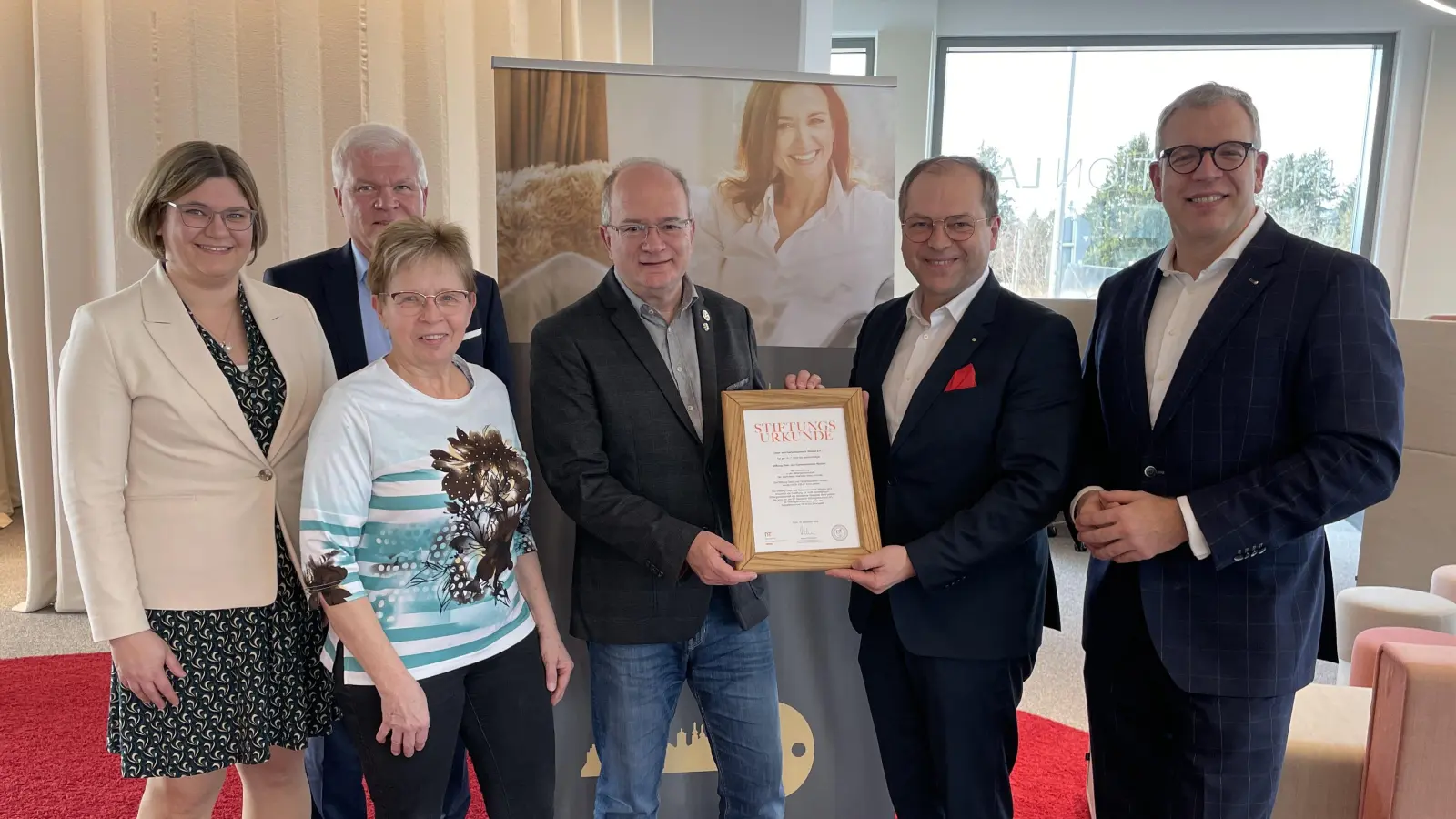 Der Obst- und Gartenbauverein Weiden e. V. konnte nun unterstützt durch die Sparkasse Oberpfalz Nord und deren Stiftungsberater Martin Helgert und Michaela Helgert eine Stiftung gründen.<br>(von links: Michaela Helgert, Margareta Czichon, Martin Helgert, Klaus Fischer Vorsitzender OGV, Hans-Jörg Schön, Vorsitzender des Vorstandes, Dr. Jens Michael Heine, Mitglied des Vorstandes) (Bild: Margit Demleitner)