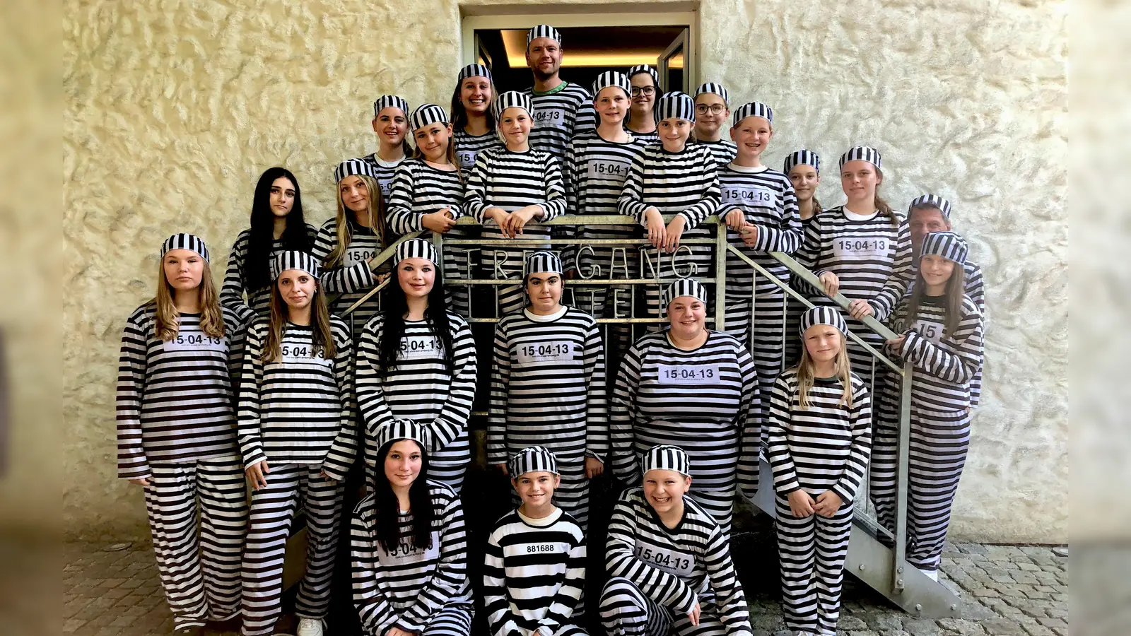 Das Bild zeigt die Teilnehmer der Maßnahme in ihrem Knast-Outfit (Bild: Tanja Scherer)