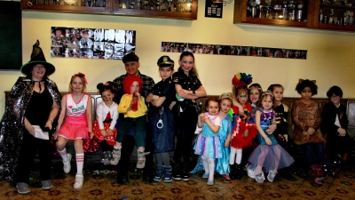 Die prämierten Masken und Kostüme beim Kinderfasching der Lehentaler Vereine mit Christine Vogel (links).  (Bild: Leonhard Ehras)