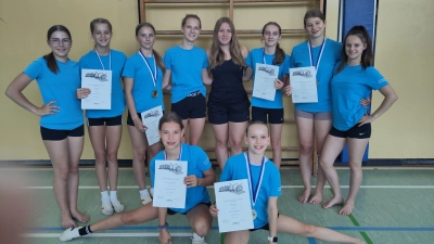 Hinten vl: Leni Härtl, Emma Walz, Maria Günzl, Myriam Spörer, Jana Fuchs, Lilli Fuchs, Jalia Menner, Alina Spies <br>vorne vl.: Emma Fleischmann&nbsp;und&nbsp;Nele&nbsp;Jäger (Bild: Beate Kellner)