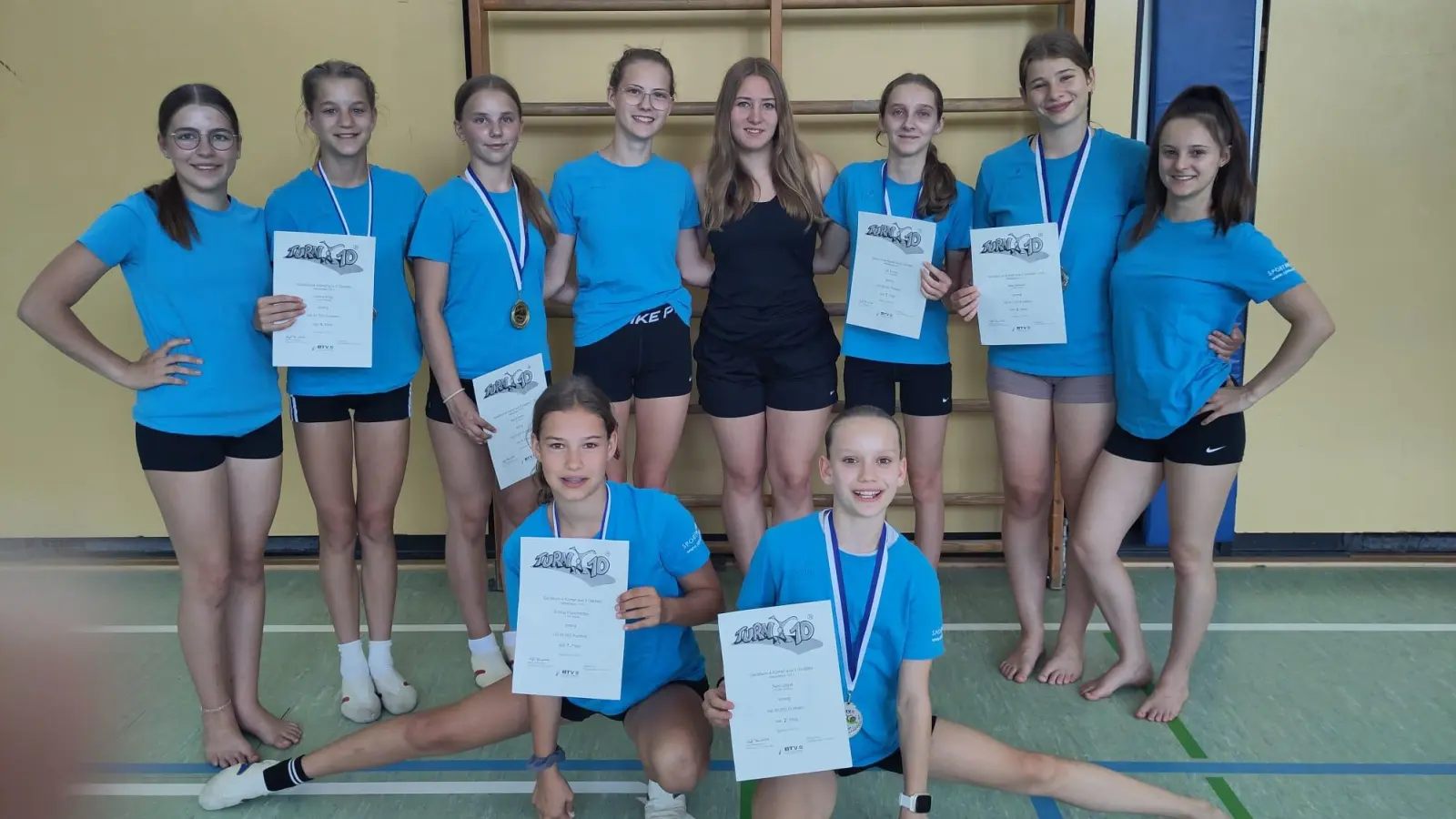 Hinten vl: Leni Härtl, Emma Walz, Maria Günzl, Myriam Spörer, Jana Fuchs, Lilli Fuchs, Jalia Menner, Alina Spies <br>vorne vl.: Emma Fleischmann&nbsp;und&nbsp;Nele&nbsp;Jäger (Bild: Beate Kellner)