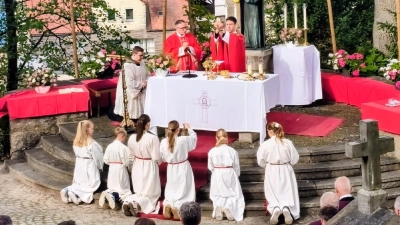 Festgottesdienst am Freialtar beim Kreuzbergfest, mit Festprediger Hochschulpfarrer Dr. Seiberl, Stadtpfarrer Adam Karolczak und Pfarrpraktikant Steven Wucherpfennig, sowie den Ministrantinnen und Ministranten. (Bild: Corina Müllner)