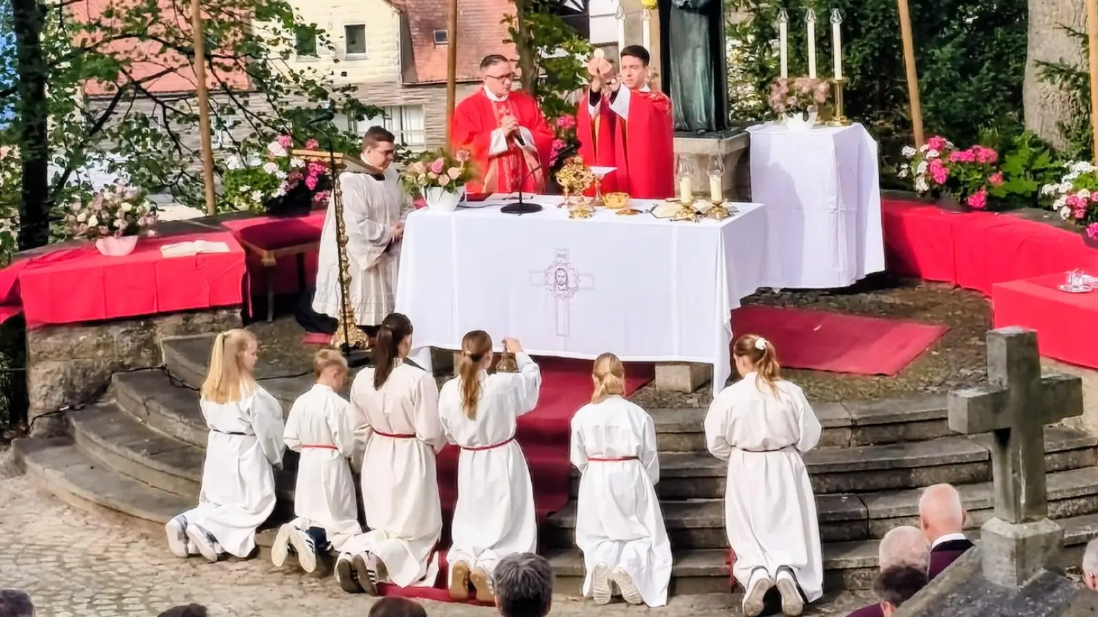 Festgottesdienst am Freialtar beim Kreuzbergfest, mit Festprediger Hochschulpfarrer Dr. Seiberl, Stadtpfarrer Adam Karolczak und Pfarrpraktikant Steven Wucherpfennig, sowie den Ministrantinnen und Ministranten. (Bild: Corina Müllner)
