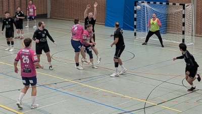 Die Herren II in der Defensive.  (Bild: HSG Nabburg-Schwarzenfeld)