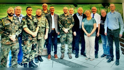 Foto von links nach rechts: Stabsfeldwebel Kodesch (Kompaniefeldwebel 3.Kompanie Logistik-Bataillon 472) Hauptgefreiter der Reserve Wolfgang Libal (Kreisehrennadel in Bronze) Oberstabsgefreiter d.R. Kai Müller (neuer Kassenwart) Stabsfeldwebel d.R. Oliver Herbst (1.Vorsitzender RK Holnstein) Obergefreiter d.R. Werner Übelacker (stellv. Vorsitzender RK Holnstein), Bürgermeister Peter Achatzi, Major Hentschel (Kompaniechef 3.Logistik-Bataillon 472 Oberstleutnant d.R. Werner Gebhard (Kreis-Ehrenvorsitzender Kreisgruppe Opf.-Mitte) Ulrich Brandt (40 Jahre förderndes Verbandsmitglied in der RK Holnstein) Sigrid Titze (neue Schriftführerin und Kreisdelegierte RK Holnsten) Oberst d.R. Bertram Gebhard (Kreisvorsitzender Kresigruppe Oberpfalz-Mitte) Oberfeldwebel d.R. Horst Embacher (Mitglied RK Holnstein) Major d.R. Markus Glatzel (Kreis-Organisationsleiter Kreisgruppe Opf.-Mitte im Reservistenverband) (Bild: Lukas Keck)