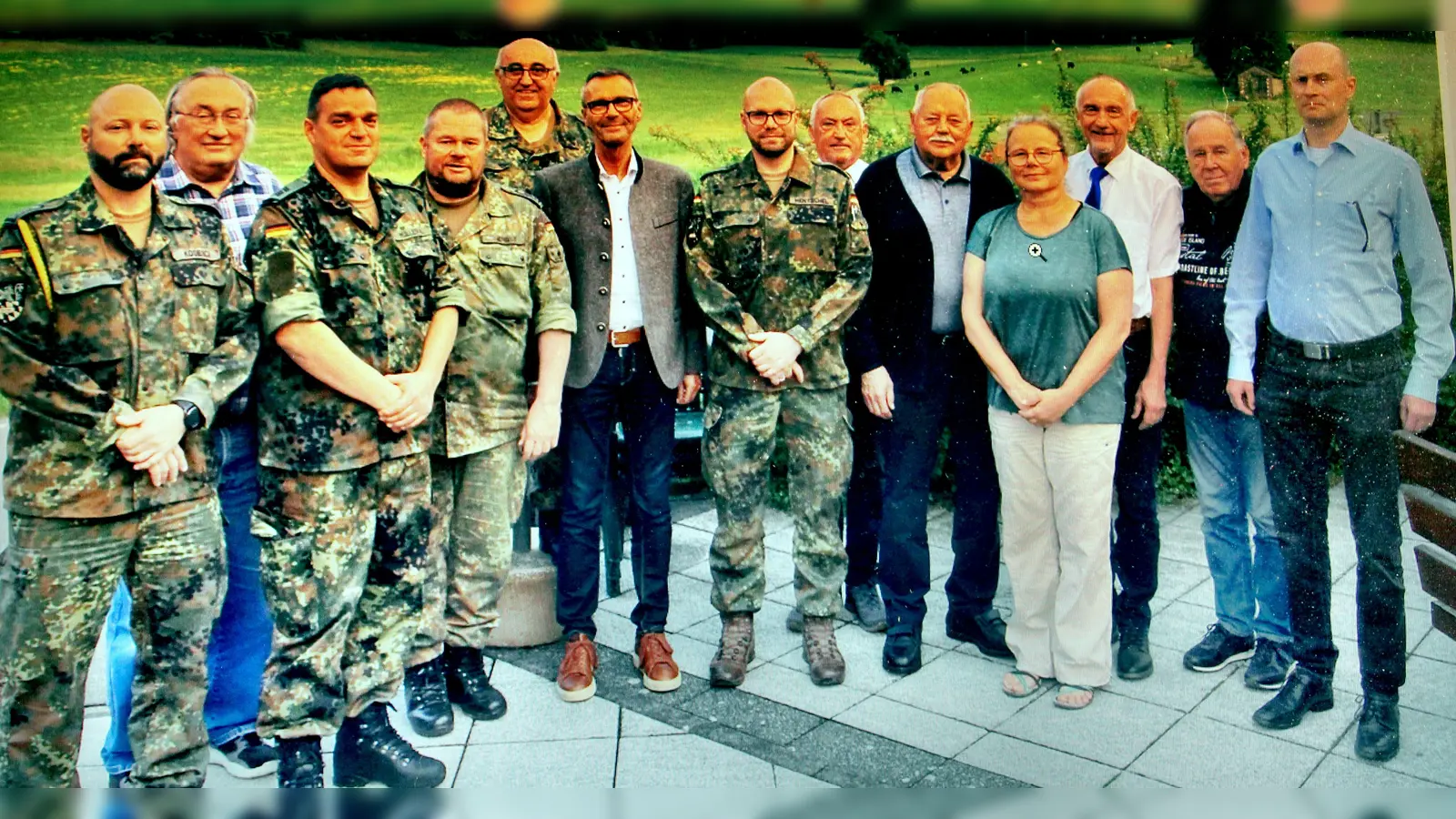 Foto von links nach rechts: Stabsfeldwebel Kodesch (Kompaniefeldwebel 3.Kompanie Logistik-Bataillon 472) Hauptgefreiter der Reserve Wolfgang Libal (Kreisehrennadel in Bronze) Oberstabsgefreiter d.R. Kai Müller (neuer Kassenwart) Stabsfeldwebel d.R. Oliver Herbst (1.Vorsitzender RK Holnstein) Obergefreiter d.R. Werner Übelacker (stellv. Vorsitzender RK Holnstein), Bürgermeister Peter Achatzi, Major Hentschel (Kompaniechef 3.Logistik-Bataillon 472 Oberstleutnant d.R. Werner Gebhard (Kreis-Ehrenvorsitzender Kreisgruppe Opf.-Mitte) Ulrich Brandt (40 Jahre förderndes Verbandsmitglied in der RK Holnstein) Sigrid Titze (neue Schriftführerin und Kreisdelegierte RK Holnsten) Oberst d.R. Bertram Gebhard (Kreisvorsitzender Kresigruppe Oberpfalz-Mitte) Oberfeldwebel d.R. Horst Embacher (Mitglied RK Holnstein) Major d.R. Markus Glatzel (Kreis-Organisationsleiter Kreisgruppe Opf.-Mitte im Reservistenverband) (Bild: Lukas Keck)