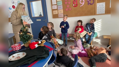 Gebannt hören die Erstklässler ihrer Vorlesepatin zu. (Bild: Elisabeth Gebhardt)