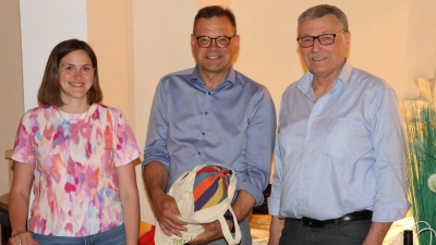 Schriftführerin Regina Sächerl und Vorsitzender Josef Häckl dankten Harald Schlöger für den informativen Vortrag, die jahrelange Unterstützung und die stets gute Zusammenarbeit. Sie wünschten ihm alles Gute für seinen neuen Lebensabschnitt. (Bild: Werner Rupprecht)