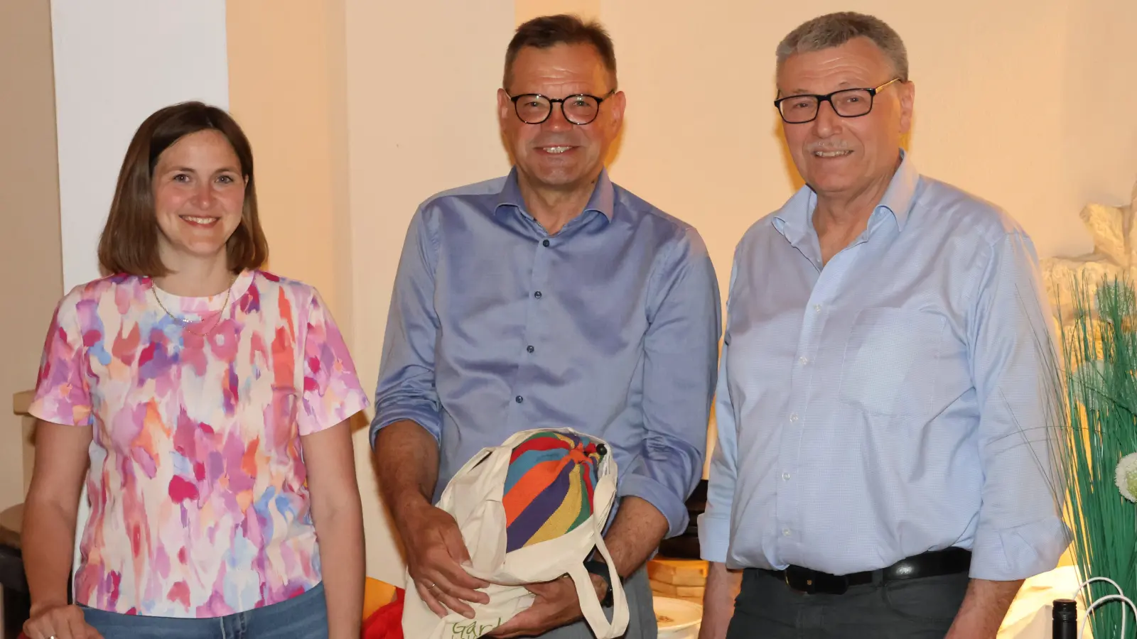 Schriftführerin Regina Sächerl und Vorsitzender Josef Häckl dankten Harald Schlöger für den informativen Vortrag, die jahrelange Unterstützung und die stets gute Zusammenarbeit. Sie wünschten ihm alles Gute für seinen neuen Lebensabschnitt. (Bild: Werner Rupprecht)