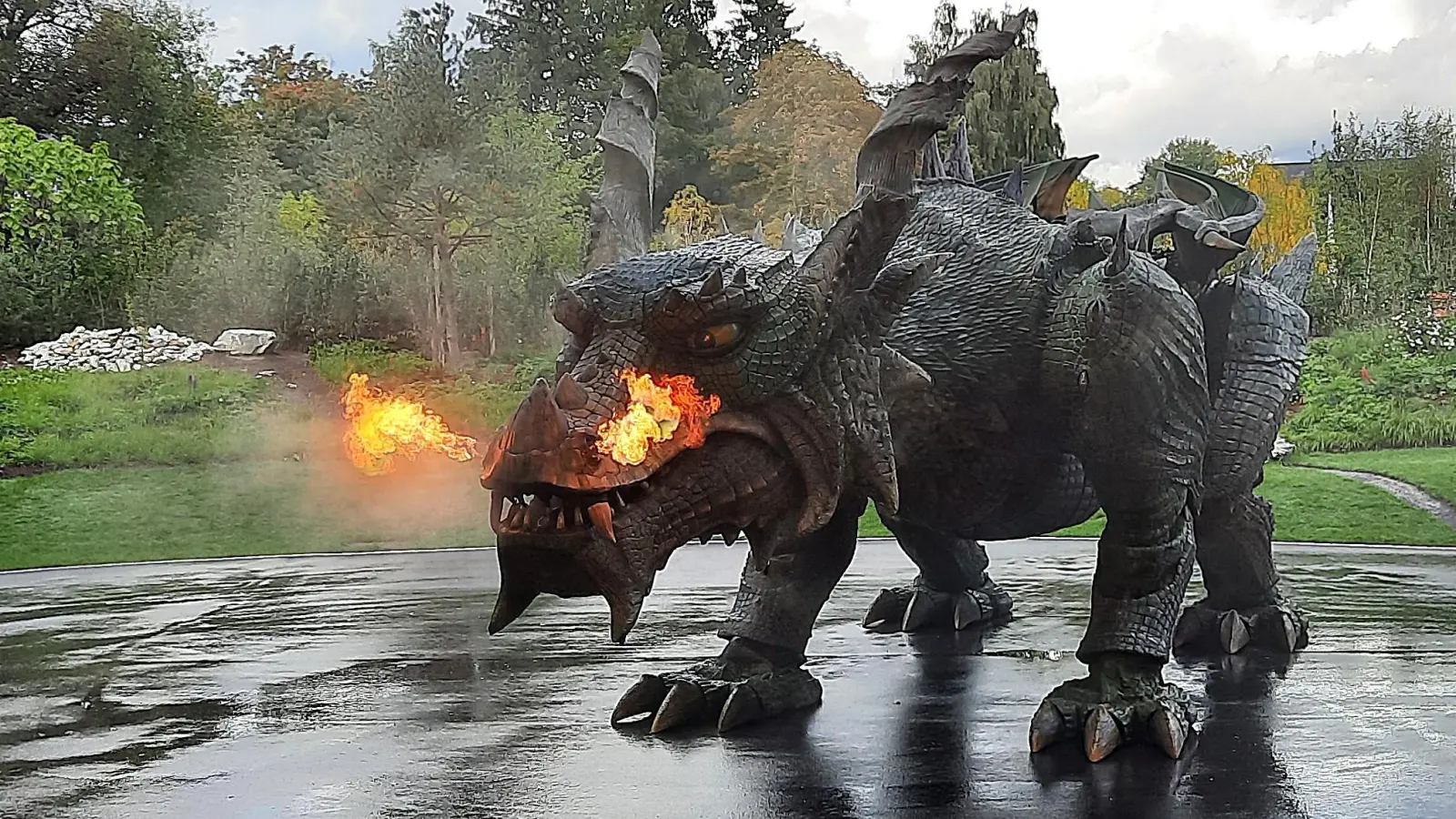 In der Ausstellung erfuhren die Besucher die lange Geschichte des Further Drachens. Dann spannte sich die Erwartungskurve: In der Parkarena bewegte sich der größte Schreitdrache der Welt. (Bild: Günther Magerl)