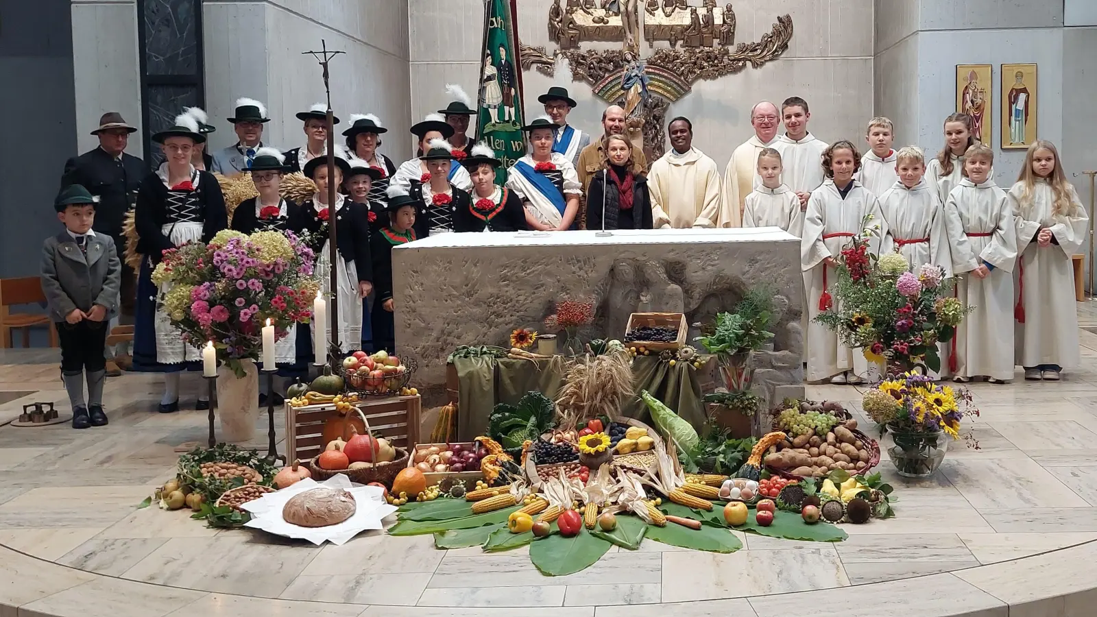 Die Mitglieder des Trachtenvereins „D`Vilstaler Haselmühl-Kümmersbruck”, Landwirte und Landfrauen, Pfarrvikar P. Maria Pushpam, Pfarrer Wolfgang Bauer und die Ministranten vor dem festlich geschmückten Altar mit der Erntekrone. (Bild: Regina Scharl)
