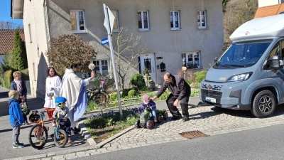 Nicht nur große Fahrzeuge standen zur Segnung bereit. Auch viele Kinder waren mit ihren Fahrzeugen gekommen, um von Pater Anish George den Segen für unfallfreies Fahren zu erhalten. (Bild: Josef Söllner)