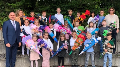 Rektorin Anja Kraus, Lehrerin Sandra Fenzl und Bürgermeister Richard Kammerer begrüßten 20 Erstklässler in der Grundschule Mantel (Bild: Eva Seifried)