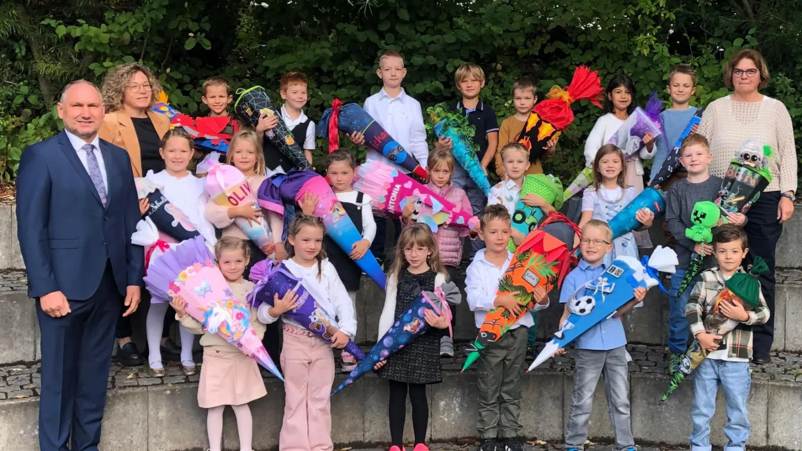 Rektorin Anja Kraus, Lehrerin Sandra Fenzl und Bürgermeister Richard Kammerer begrüßten 20 Erstklässler in der Grundschule Mantel (Bild: Eva Seifried)